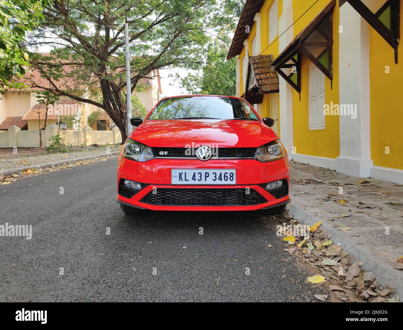 Une vue avant complète d'une voiture rouge Volkswagen Polo garée dans la rue Banque D'Images