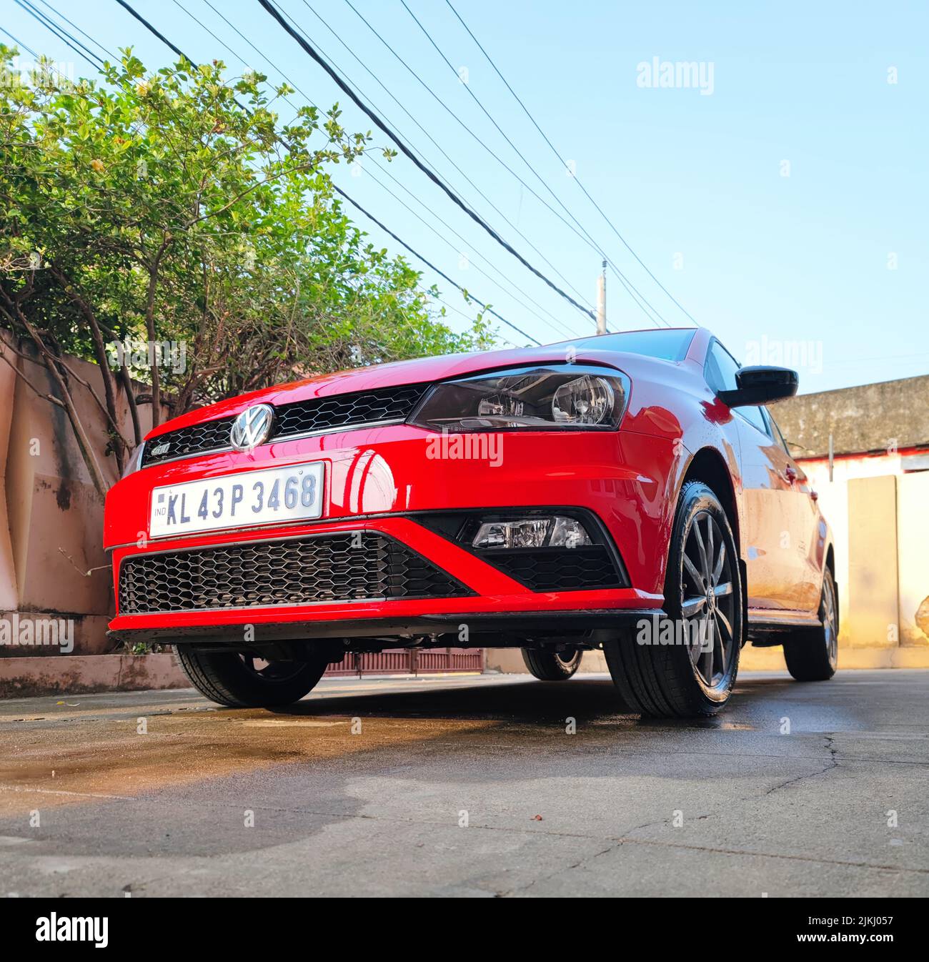 Une vue avant complète d'une voiture rouge Volkswagen Polo garée dans la rue Banque D'Images
