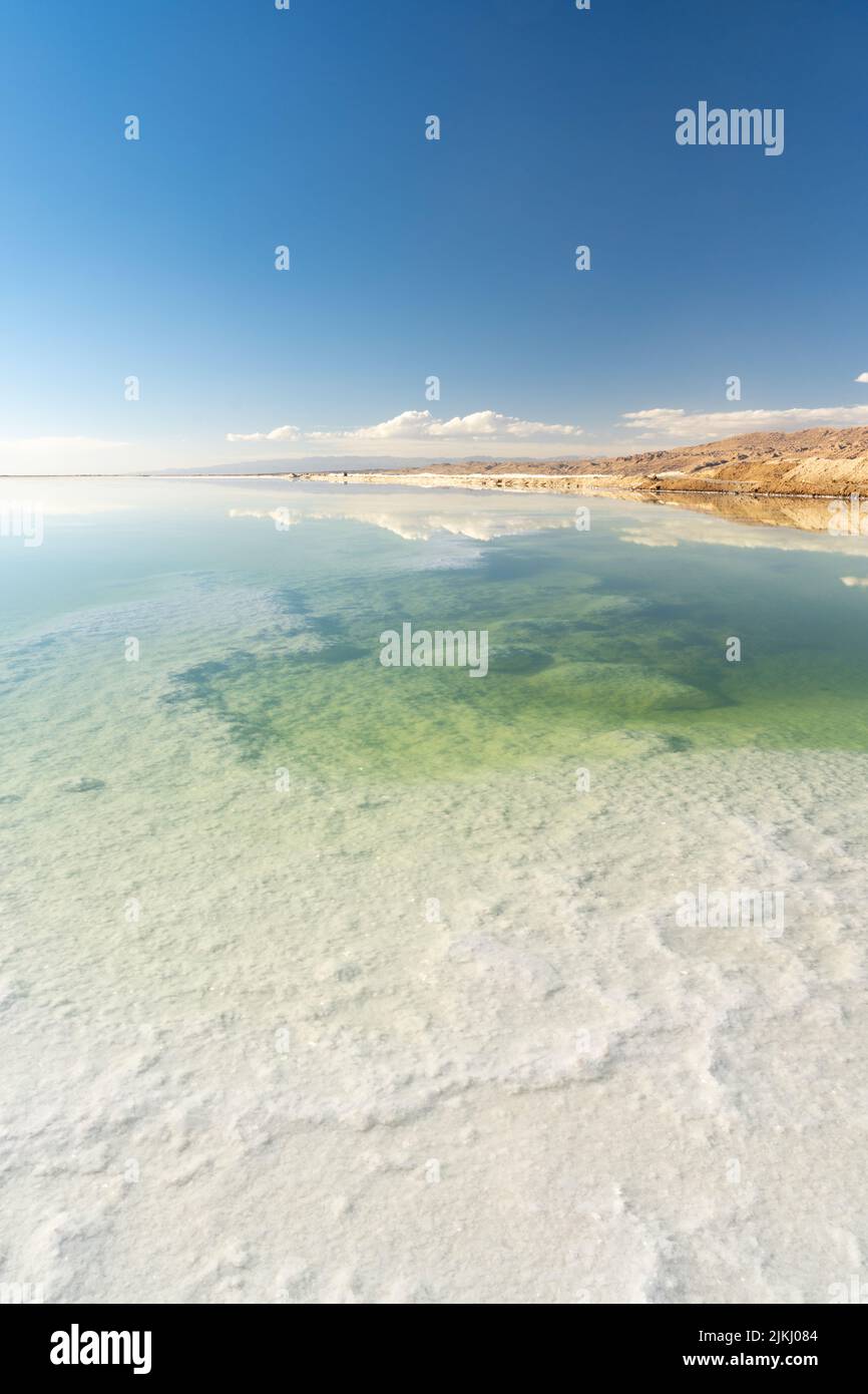 A beautiful view of a lake with hills under the clear sky Banque D'Images