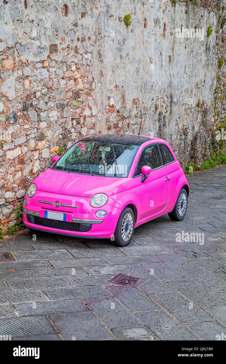 Italie, Toscane, Sienne. Une voiture de couleur rose, fiat 500, de style italien Banque D'Images