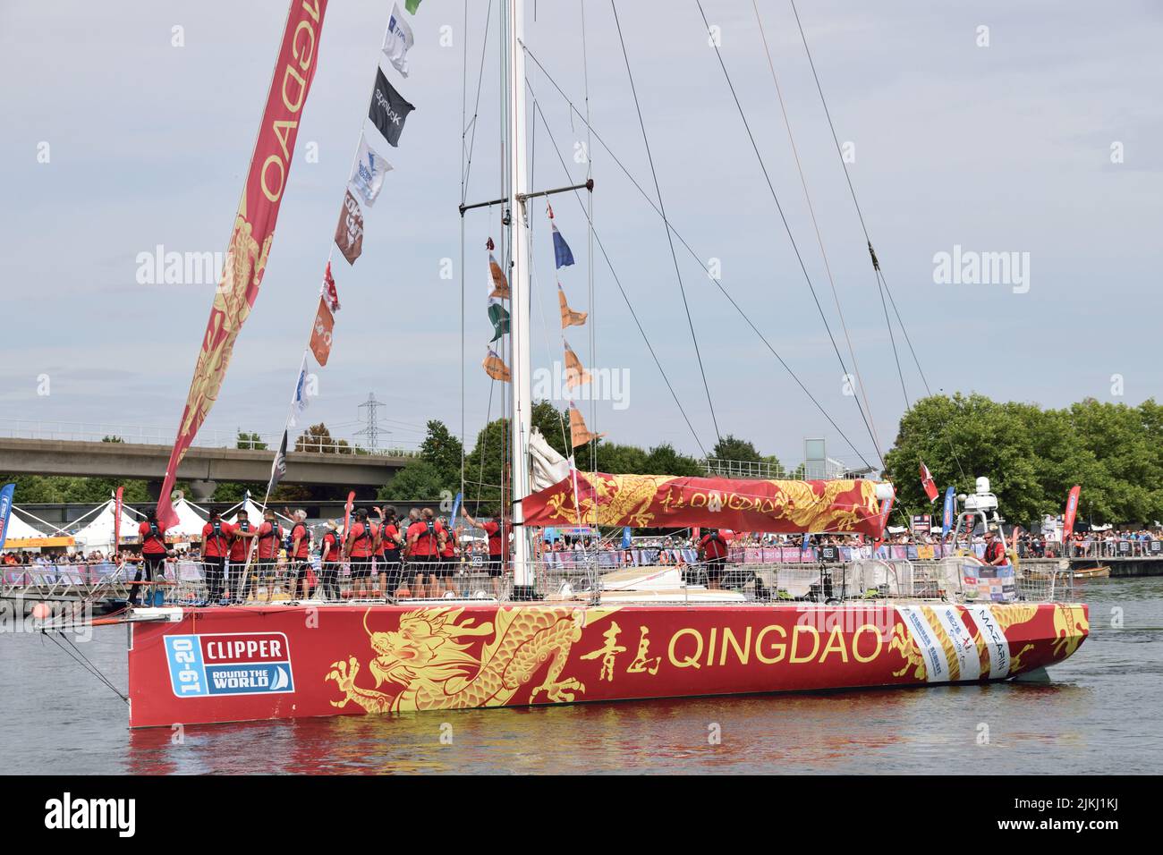 La pandémie de Covid a retardé la finale de la Clipper Race 19-20 dans les Royal Docks de Londres le 30th juillet 2022, avec le yacht gagnant CV30 Qingdao Banque D'Images