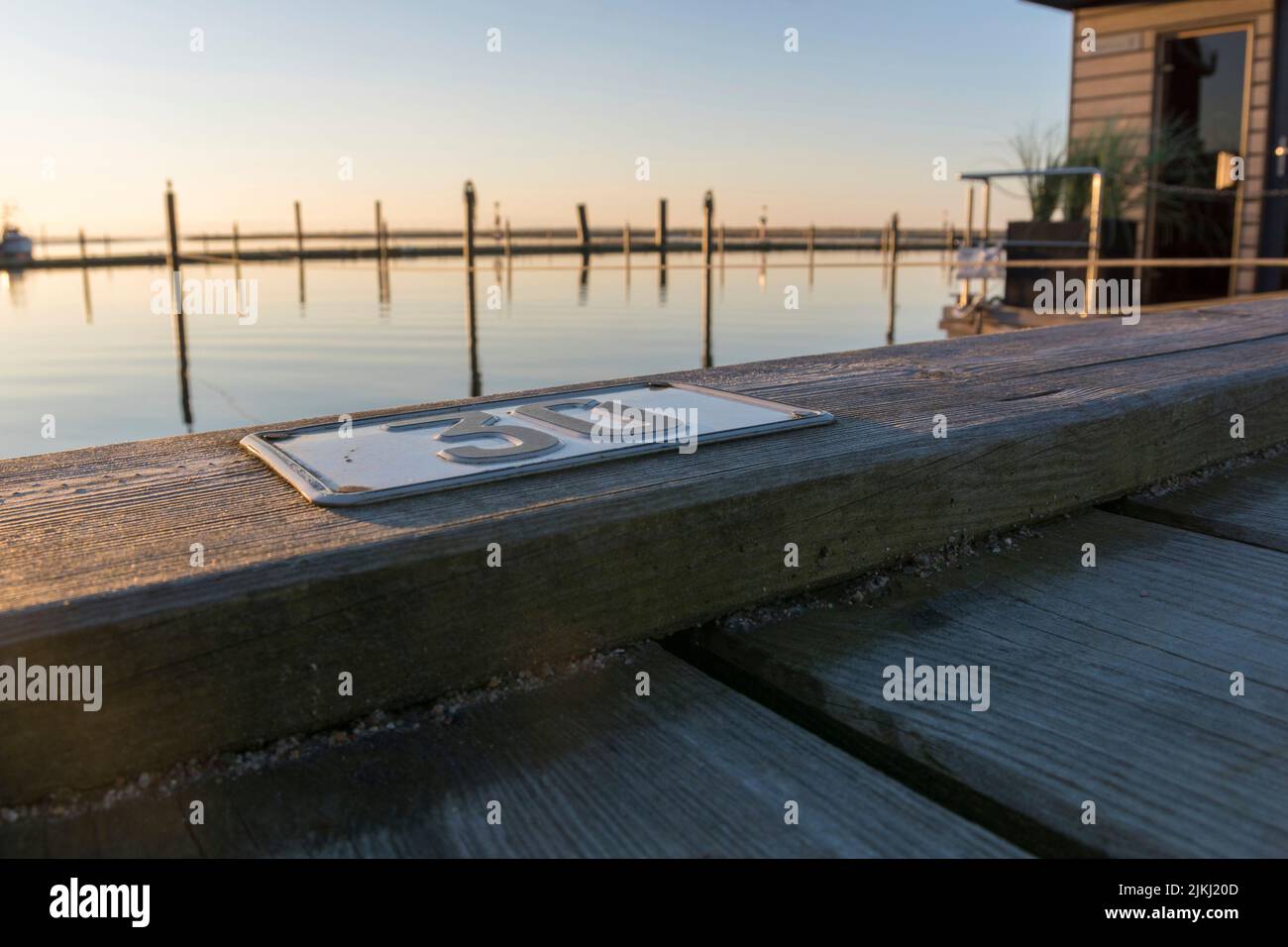 Amarrage gratuit au coucher du soleil sur une jetée dans le port de plaisance de Marina Wendtorf, Schleswig-Holstein, Allemagne Banque D'Images