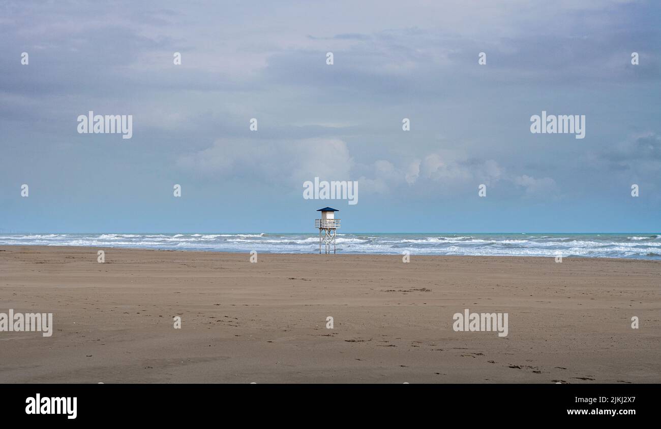 Une tour de Baywatch placée sur une plage Banque D'Images