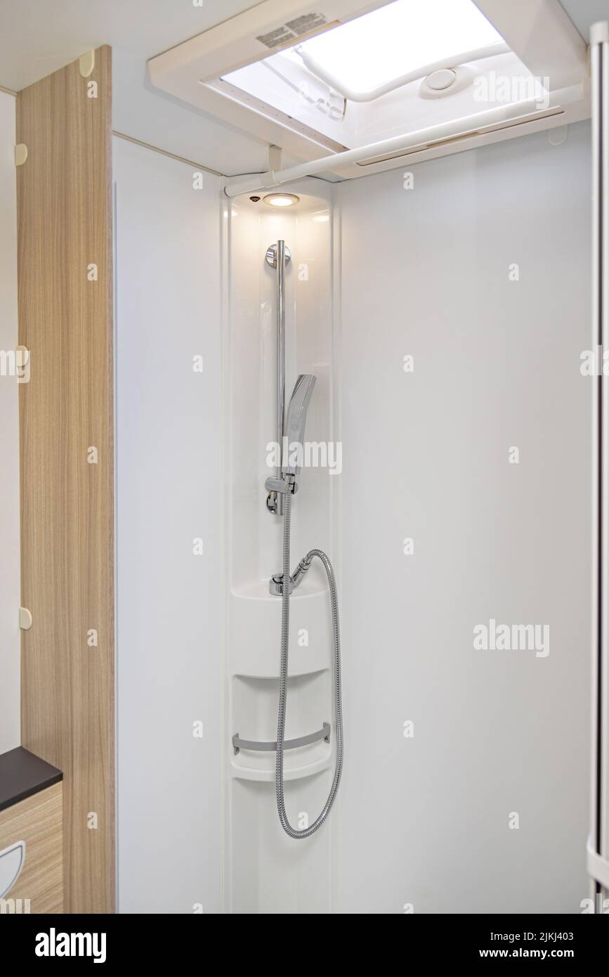 Cabine de douche salle de bains en camping-car Photo Stock - Alamy