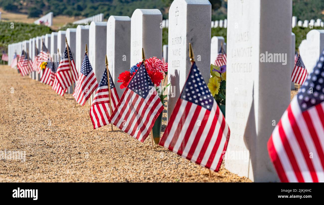 Les drapeaux postés sur les pierres de tête au cimetière national de Bakersfield Banque D'Images