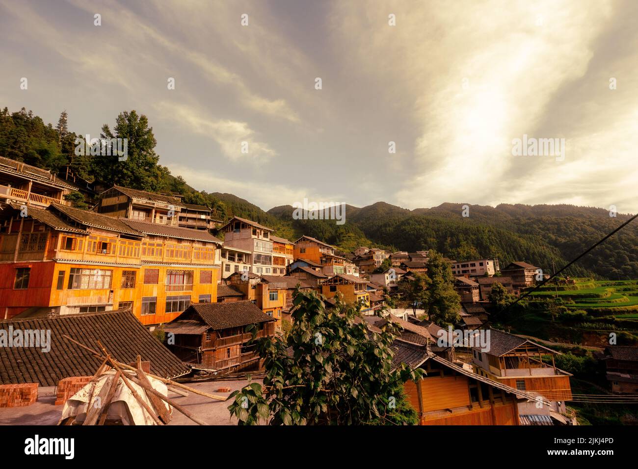 Une belle photo des anciennes maisons traditionnelles du village de la minorité ethnique de Langde Miao, province de Guizhou, Chine Banque D'Images