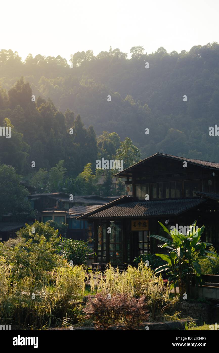 Une belle photo des anciennes maisons traditionnelles du village de la minorité ethnique de Langde Miao, province de Guizhou, Chine Banque D'Images