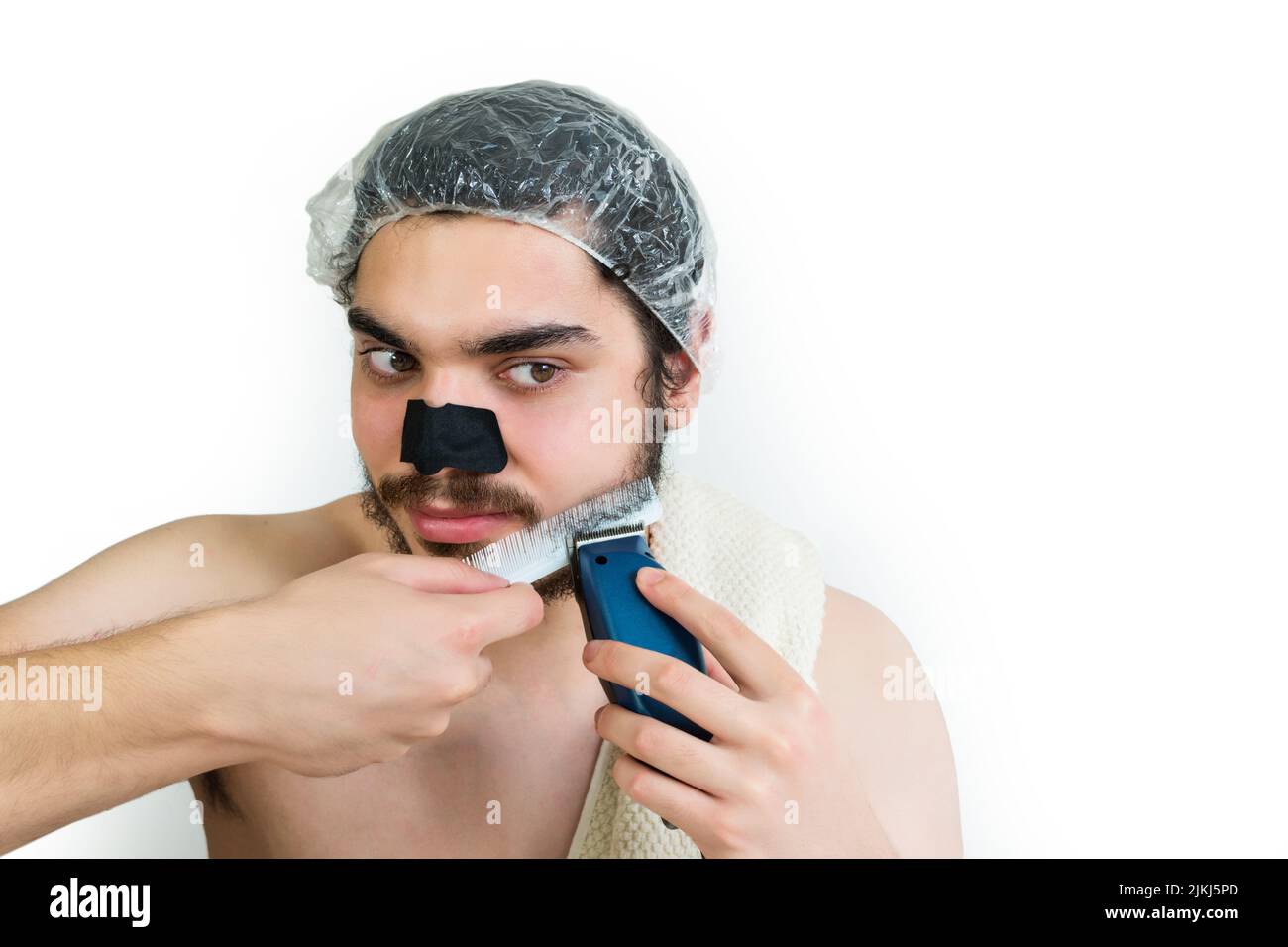Homme barbu rasant sa barbe. Soins de beauté pour homme. Banque D'Images