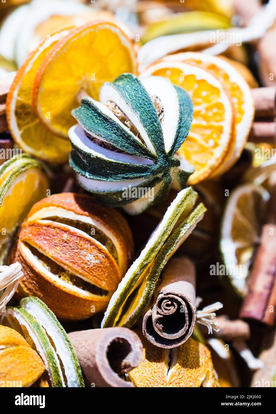 Guirlande de fruits secs Banque de photographies et d'images à haute  résolution - Alamy