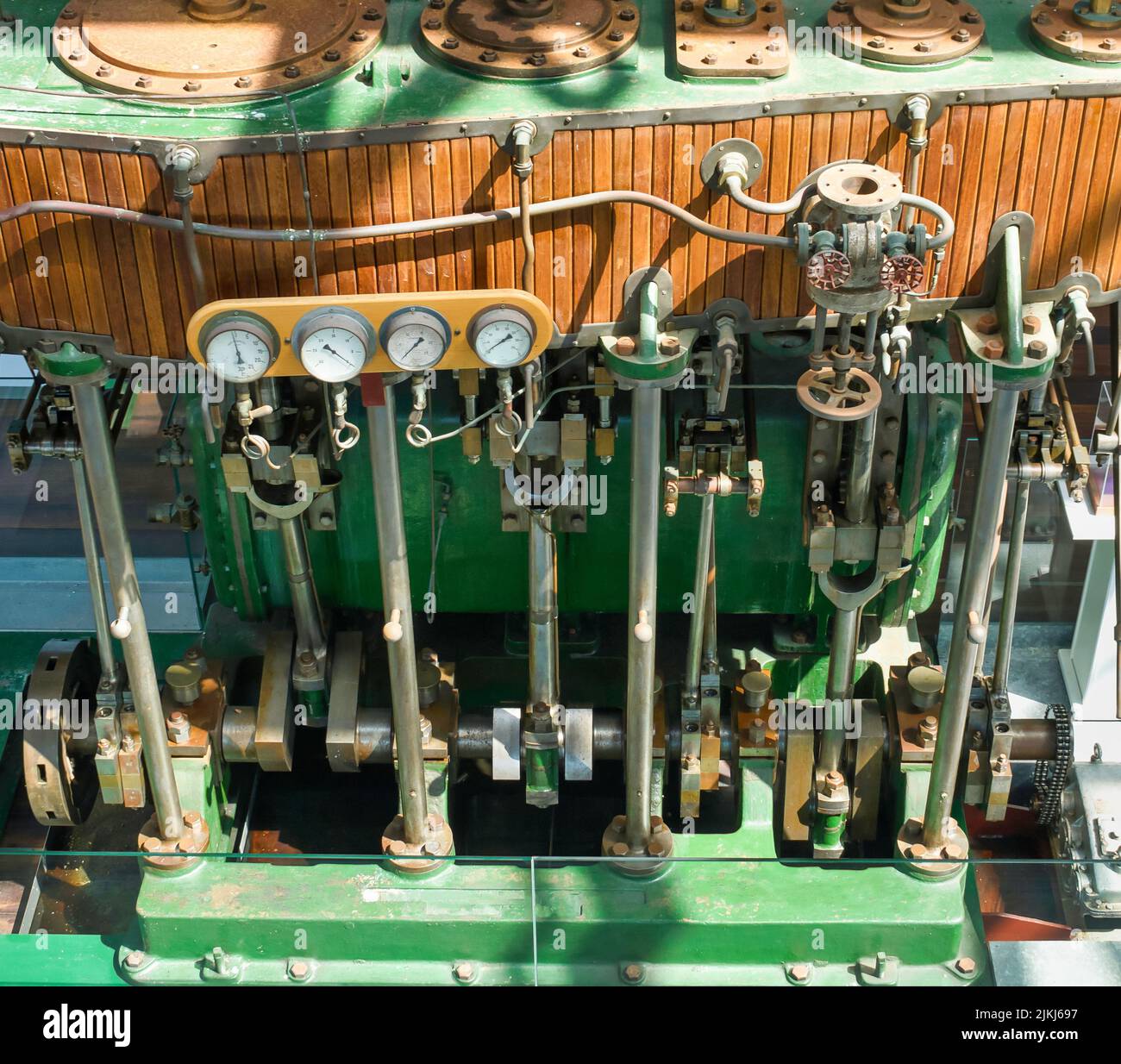 Motor diesel para embarcaciones navales en el museo marítimo de Vigo, España Banque D'Images