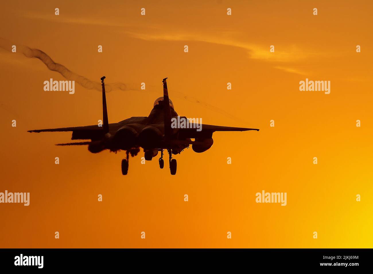 A Seymour Johnson F-15 lands at RAF Lakenheath at sunset after a training sortie. Banque D'Images