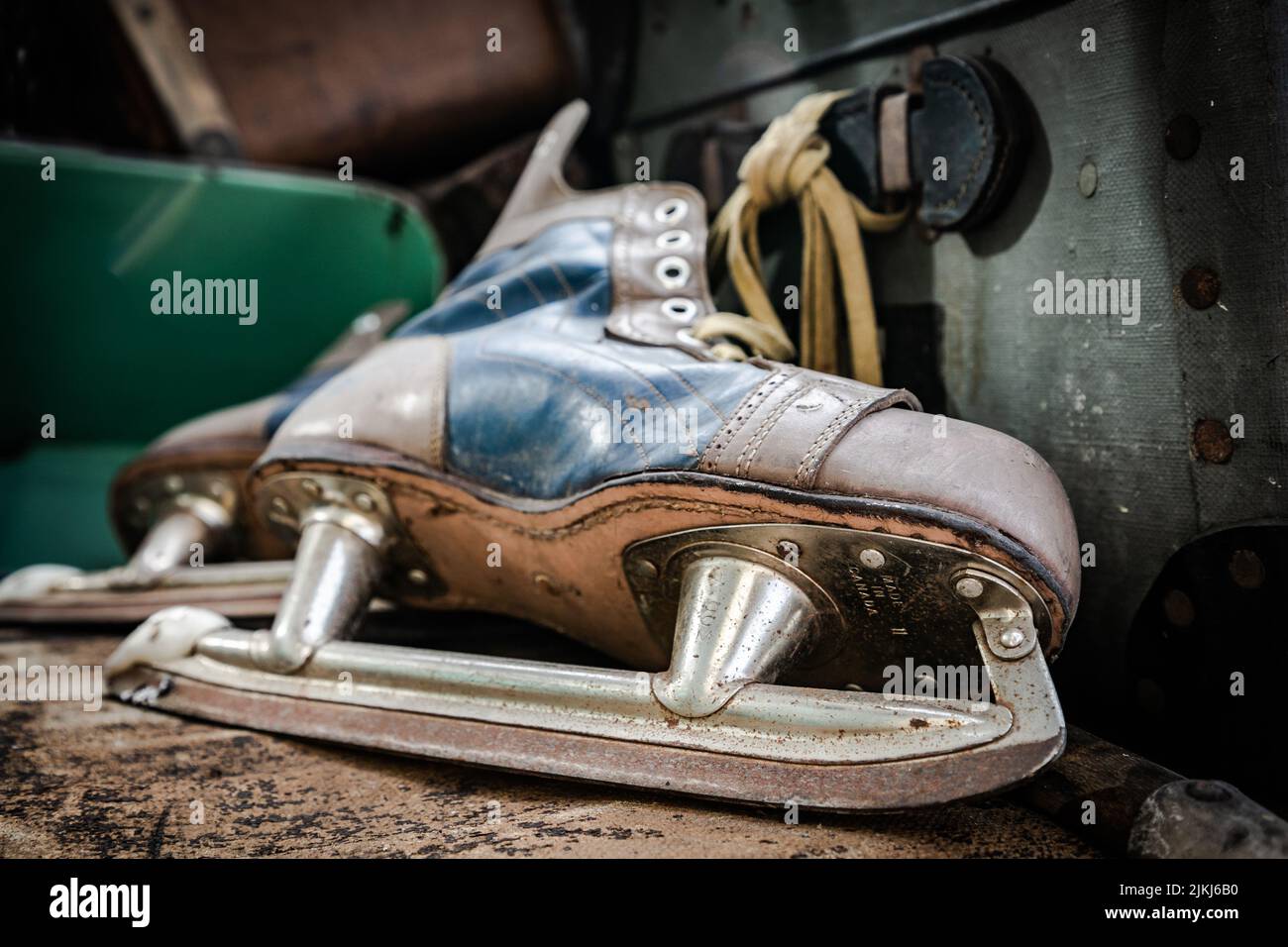 Une chaussure de patinage sur glace vintage sur le sac d'un vieux chariot « rag and bone » au Bicester Heritage Centre's 'Crumble'. Octobre 2018 Banque D'Images