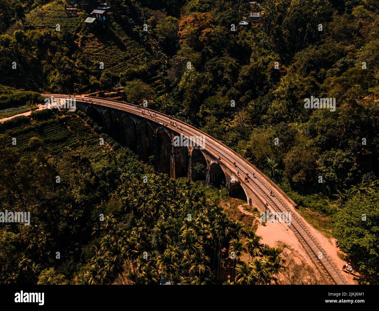 Un tir de drone sur le pont de Nine Arch à Ella, au Sri Lanka Banque D'Images