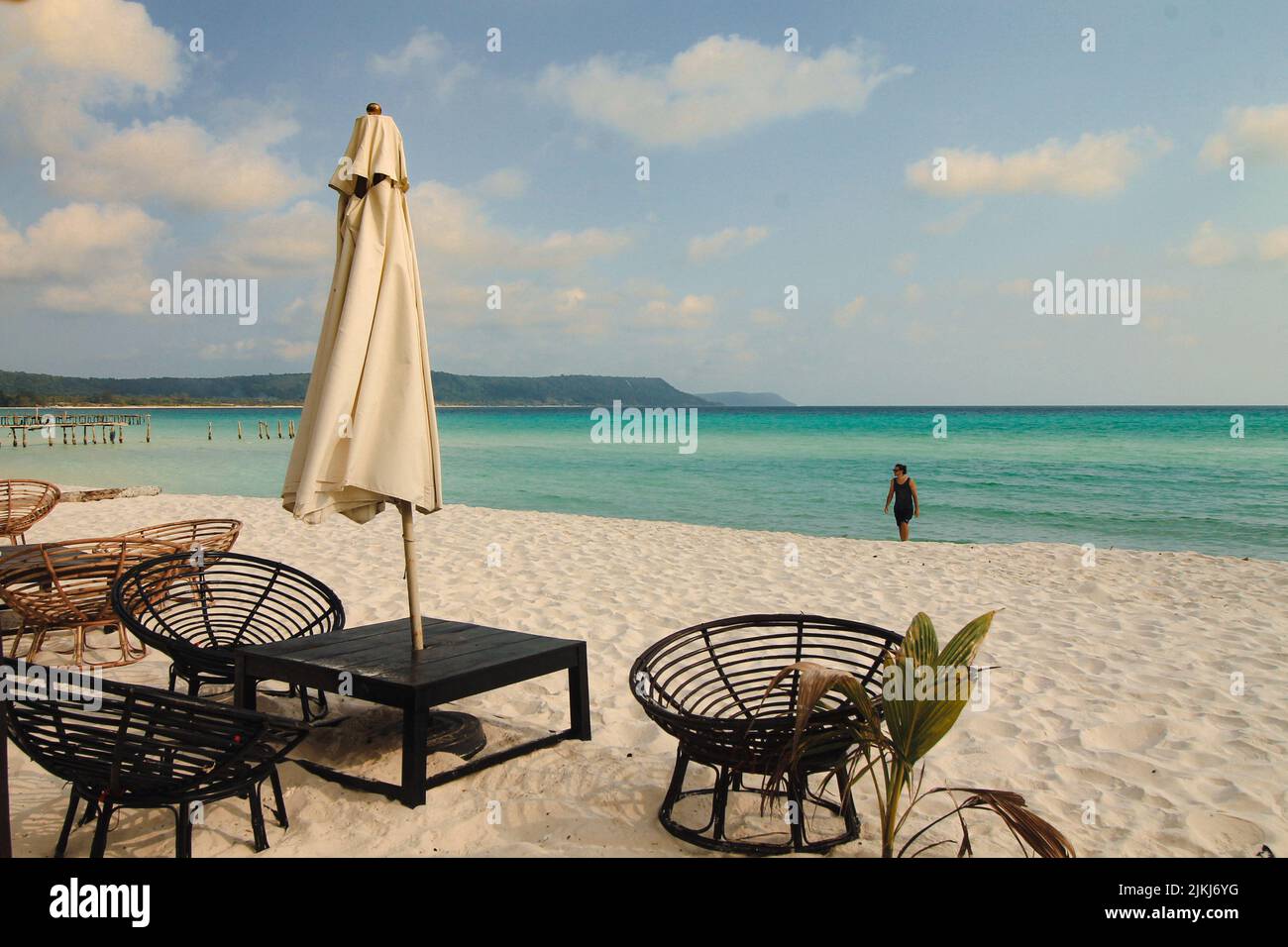 Une belle photo d'une plage de sable blanc à l'île de Koh Rong, au Cambodge Banque D'Images