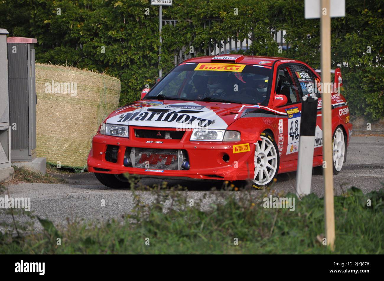 Un rallye de voitures d'époque Mitsubishi lancer rouge en course. Saint-Marin Banque D'Images