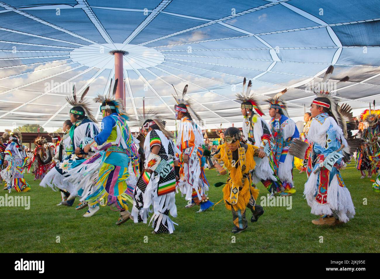 Groupe de garçons vêtus de tenues traditionnelles de danseuse d'herbe au Shoshone Bannock Pow Wow, fort Hall Idaho Banque D'Images