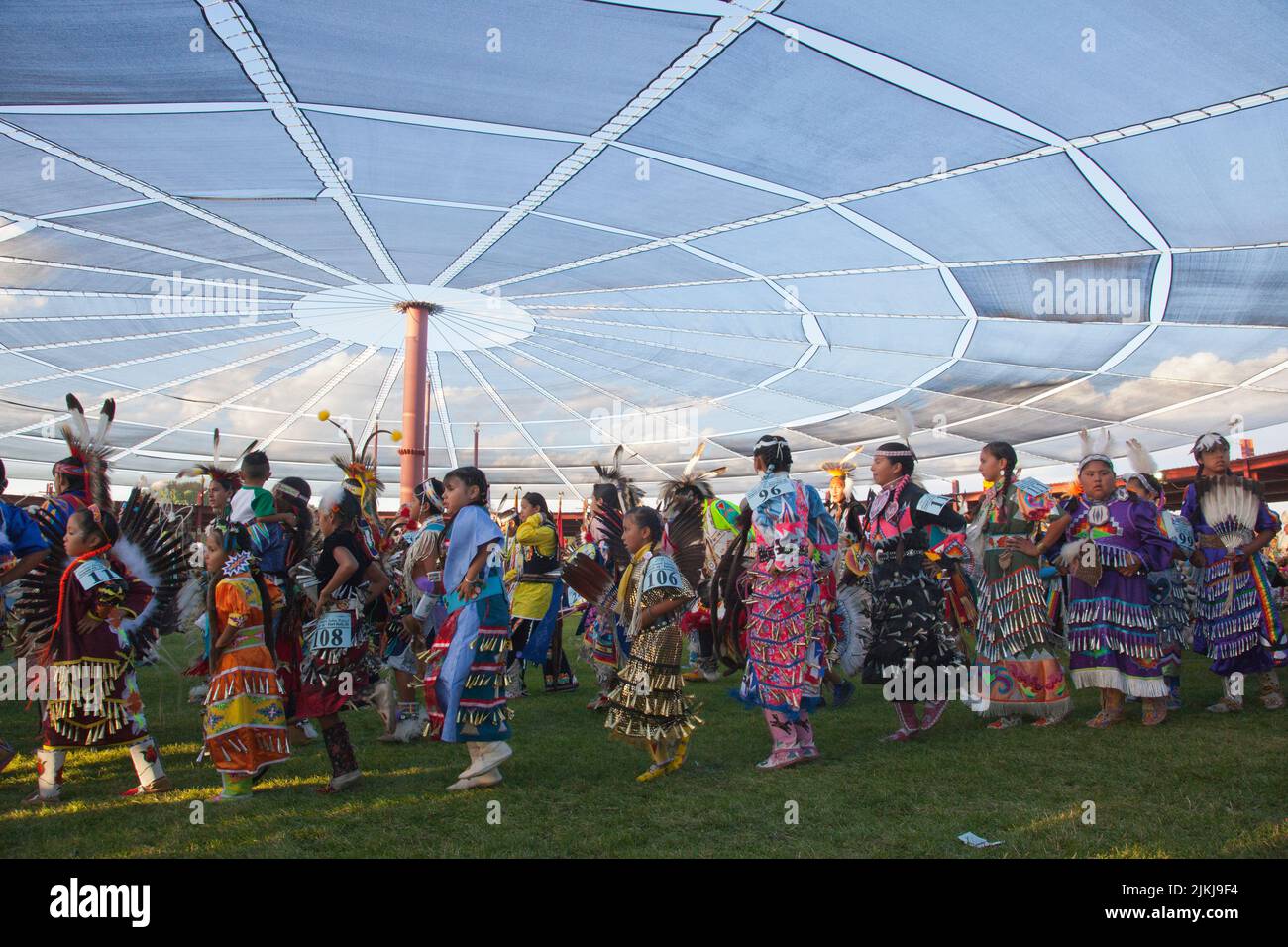 Groupe de jeunes filles vêtues de robes de danse de jingle pendant le