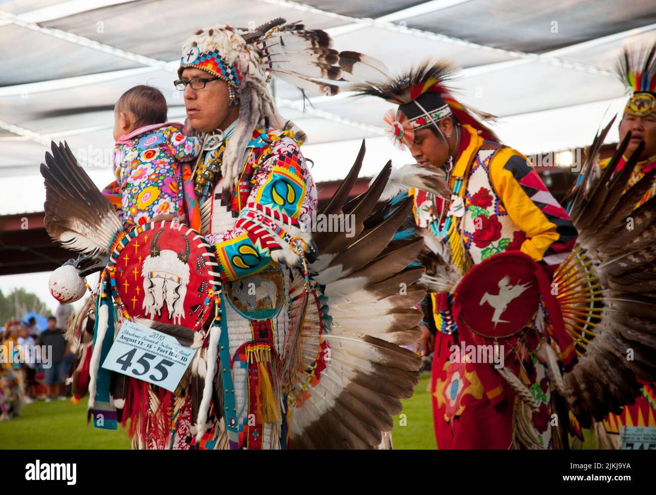 La danseuse Pow Wow tient bébé tout en dansant au Shoshone Bannock Pow Wow, fort Hall, Idaho Banque D'Images