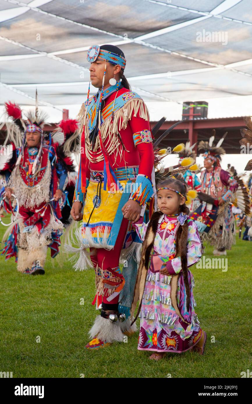 La danseuse Pow Wow tient bébé tout en dansant au Shoshone Bannock Pow Wow, fort Hall, Idaho Banque D'Images