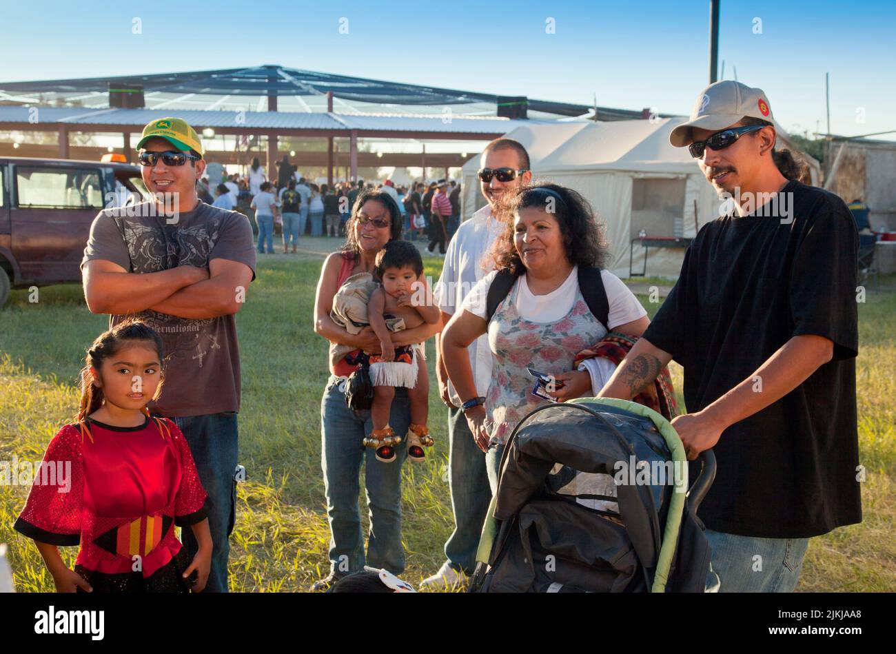 Groupe familial assister au Shoshone Bannock Indian Festival et Pow Wow, fort Hall, Idaho Banque D'Images