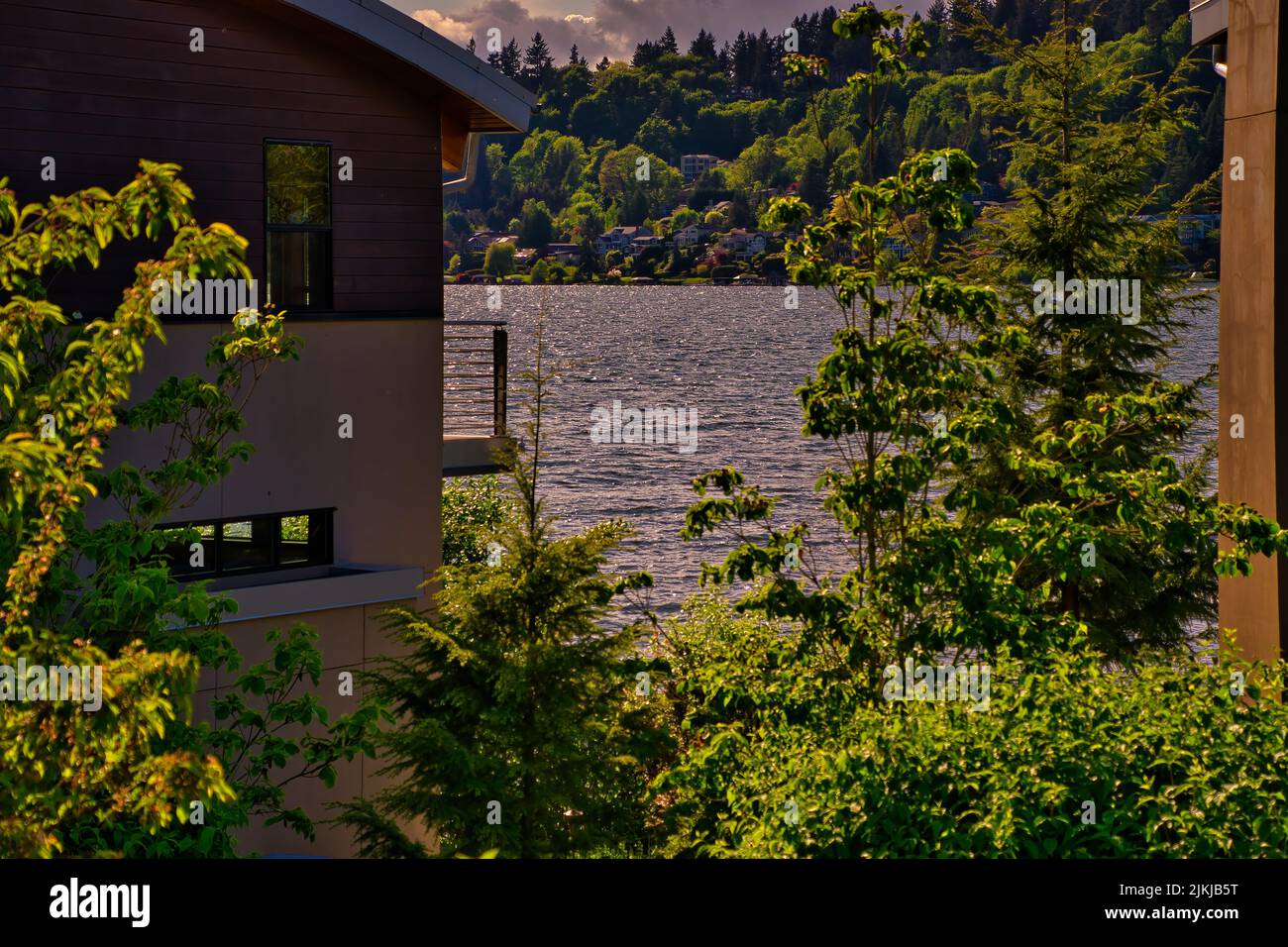 A distant view of the Lake Washington through trees and building in Renton, Washington, United States Banque D'Images