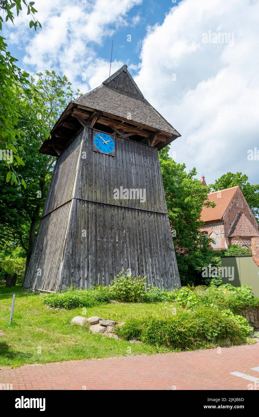 Allemagne, Mecklembourg-Poméranie occidentale, Mer Baltique côte mecklembourgeoise, île de Rügen, péninsule de Wittow, Altenkirchen, horloge et clocher Banque D'Images