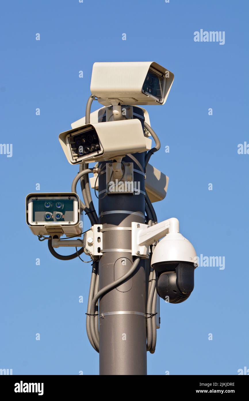 Une caméra CCTV moderne dans le public. Technologie de surveillance. Banque D'Images