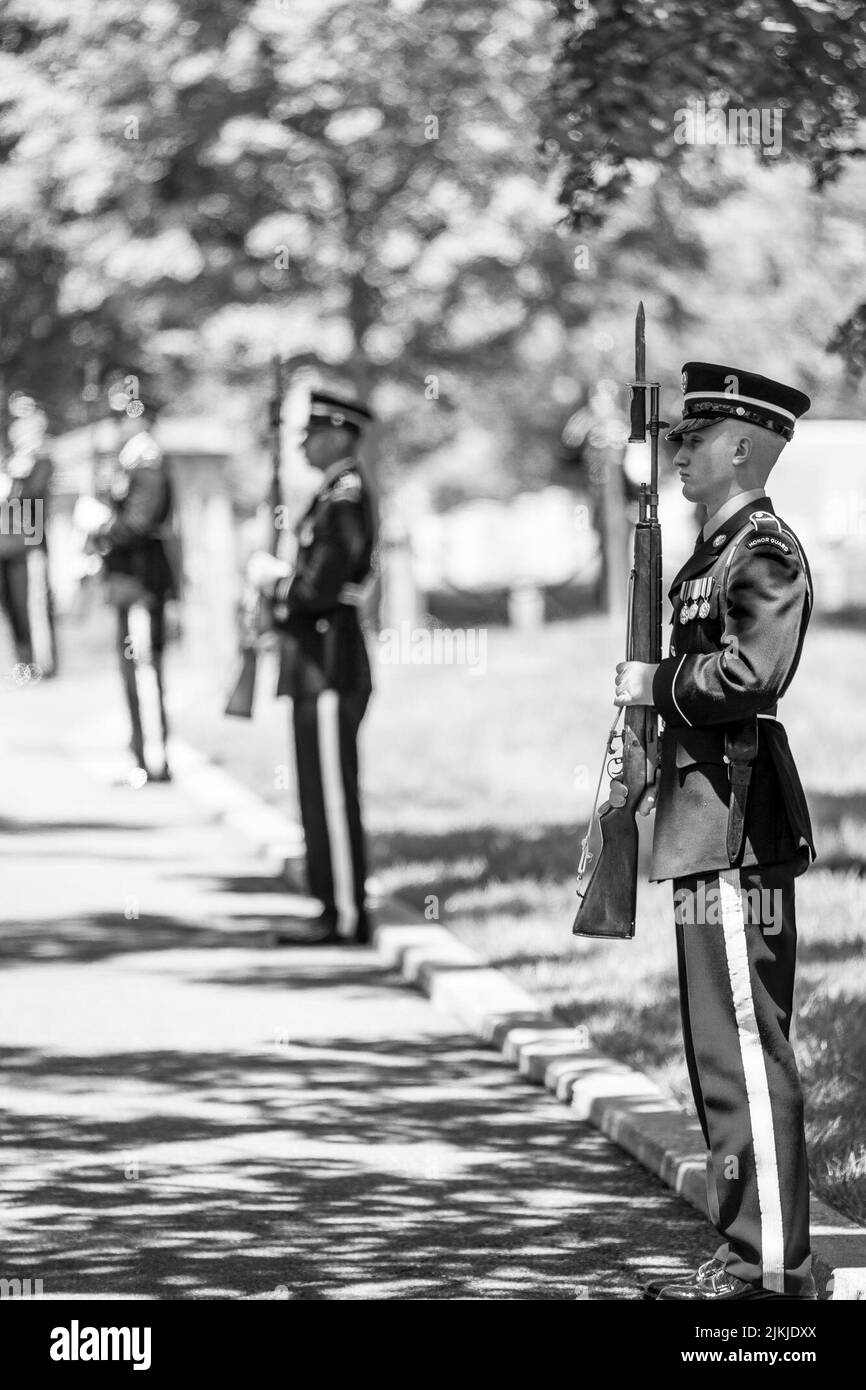 Le garde d'honneur militaire est à l'attention du cimetière national d'Arlington lundi, 30 mai 2022, alors que le président Joe Biden et la première dame Jill Biden arrivent pour les cérémonies du jour du souvenir (photo officielle de la Maison Blanche par Adam Schultz) le cimetière national d'Arlington est un cimetière militaire des États-Unis dans le comté d'Arlington, en Virginie, De l'autre côté du fleuve Potomac, à partir de Washington, D.C., dont 639 acres les morts des conflits de la nation ont été enterrés, à commencer par la guerre civile, ainsi que réinternés les morts des guerres antérieures. Le département de l'armée des États-Unis, une composante du département des États-Unis. Banque D'Images