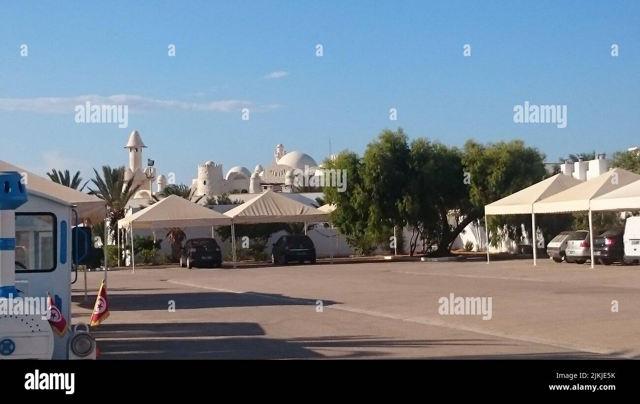 Une photo d'un parking et de bâtiments blancs à Djerba, Tunisie Banque D'Images