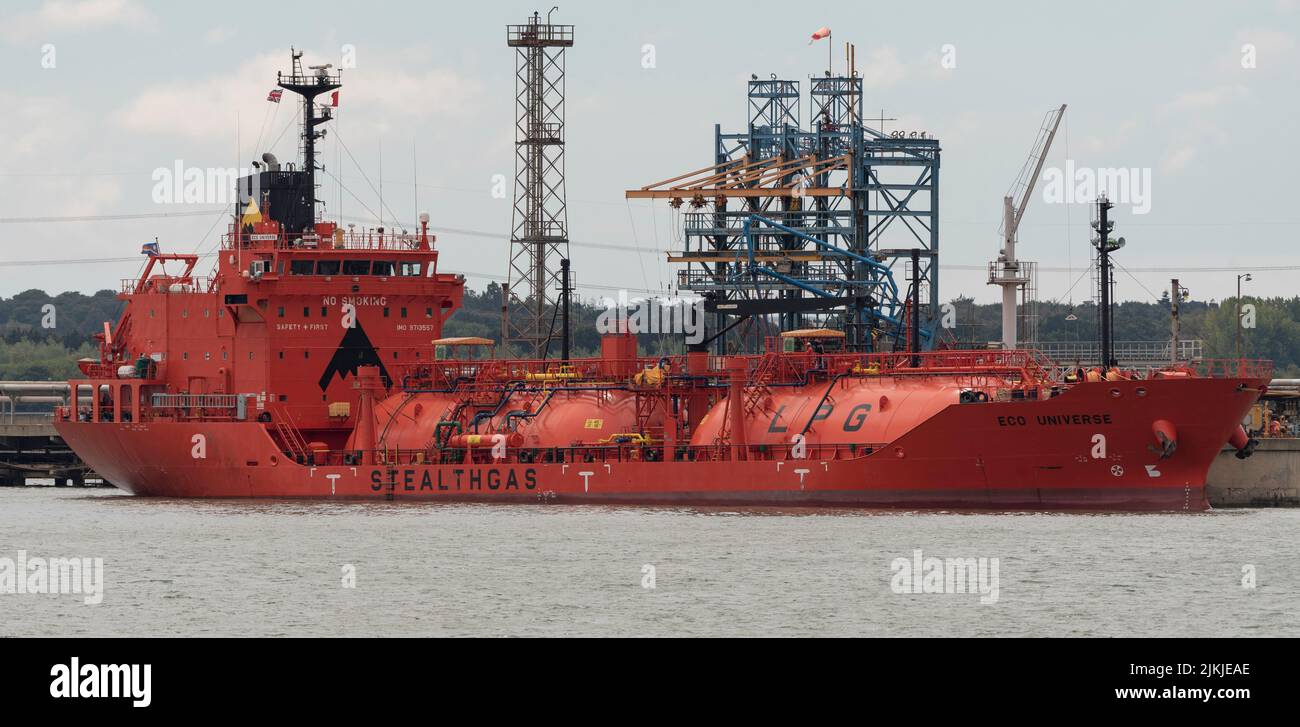 Fawley, Southampton, Angleterre, Royaume-Uni. 2022. Un camion-citerne GPL à côté de la raffinerie Fawley sur Southampton Water, Angleterre, Royaume-Uni Banque D'Images