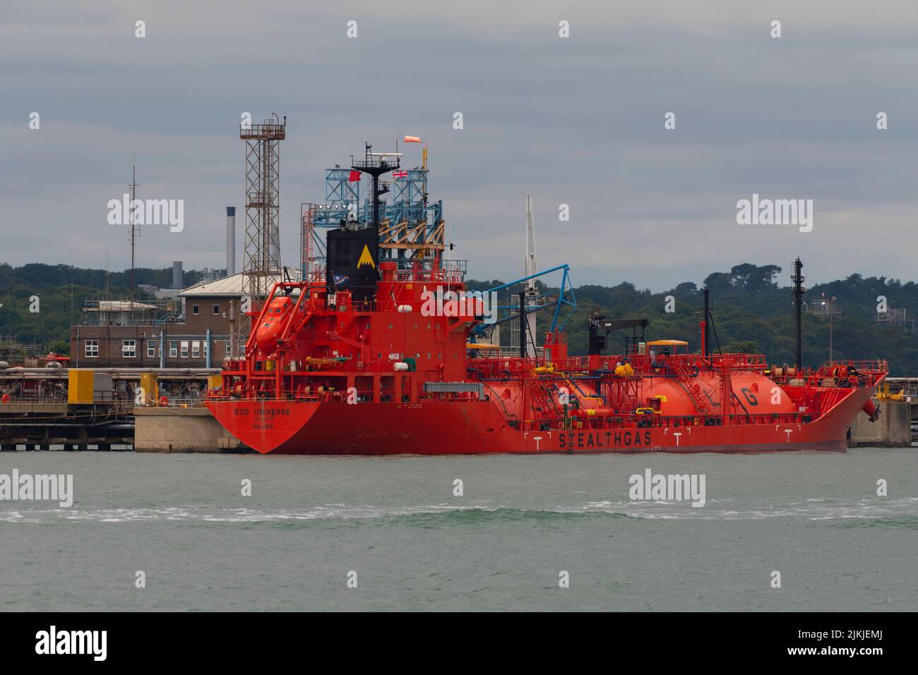 Fawley, Southampton, Angleterre, Royaume-Uni. 2022. Un camion-citerne GPL à côté de la raffinerie Fawley sur Southampton Water, Angleterre, Royaume-Uni Banque D'Images