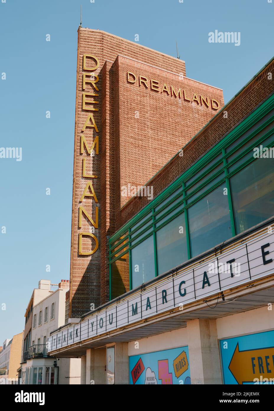 L'emblématique façade d'entrée en bord de mer art déco du parc d'attractions Dreamland à Margate Kent Angleterre Royaume-Uni - panneau de conception d'architecture de bord de mer Banque D'Images