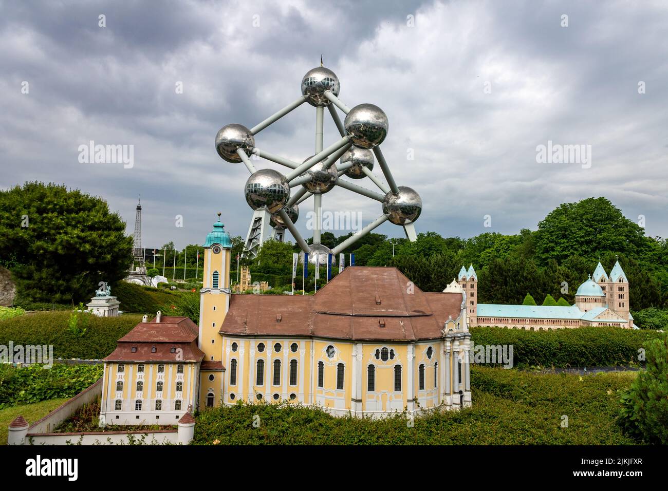 Une structure moderne Atomium en forme d'atome et mini-Europe, parc de bâtiments historiques européens à Bruxelles, Belgique, Europe Banque D'Images