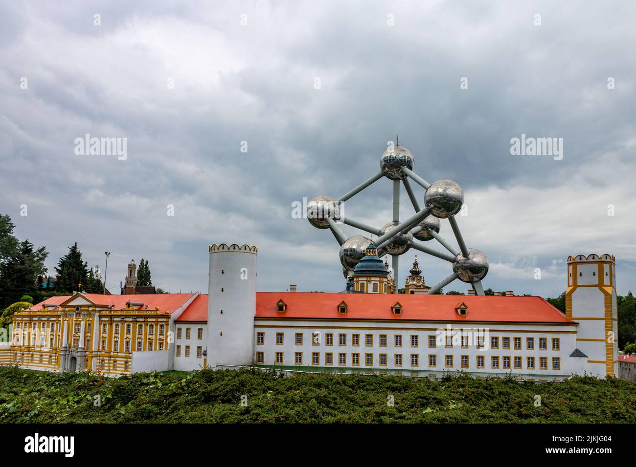 Une structure moderne Atomium en forme d'atome et mini-Europe, parc de bâtiments historiques européens à Bruxelles, Belgique, Europe Banque D'Images