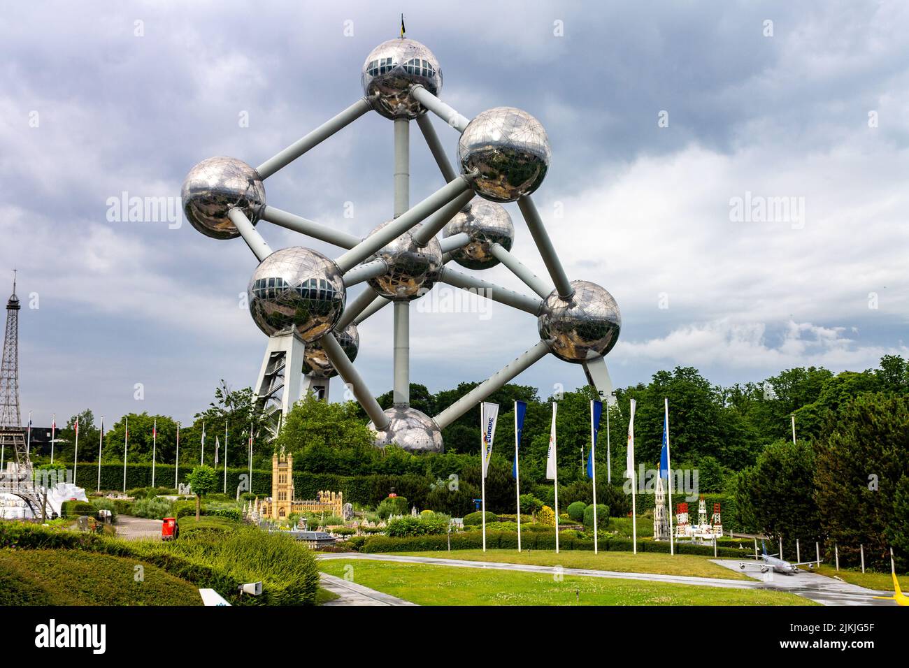 Une structure moderne Atomium en forme d'un atome et d'un parc de bâtiments historiques européens Mini-Europe Banque D'Images