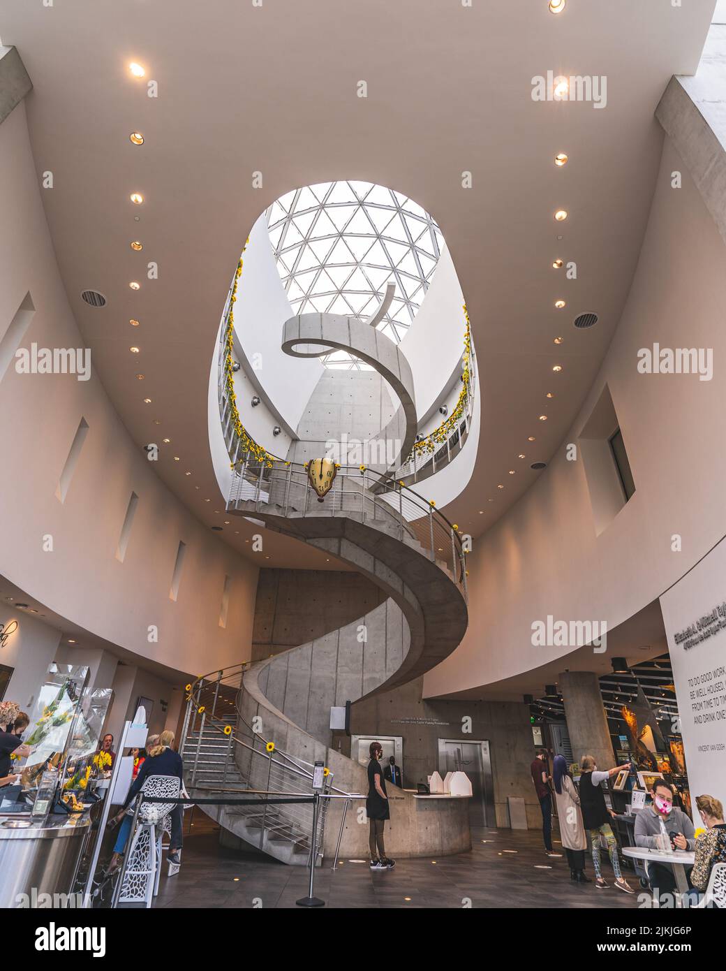 Saint-Pétersbourg, Floride 14 janvier 2021: Intérieur de Salvador Dali Musée café Gala que les gens portent des masques et distance sociale tout en appréciant l'art Dali Banque D'Images