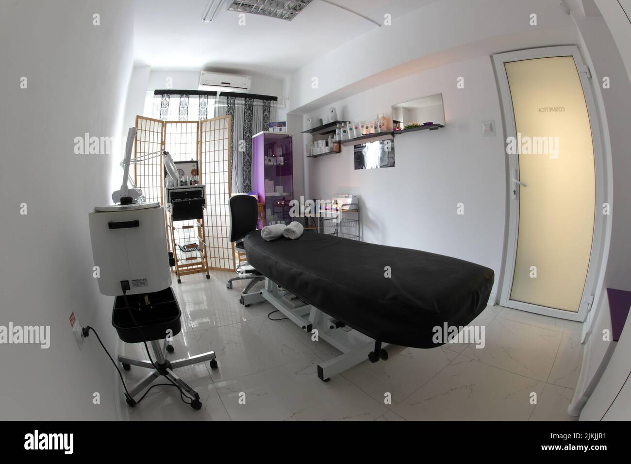 L'intérieur de la salle de massage, table de massage dans le spa, soins de la peau. Banque D'Images