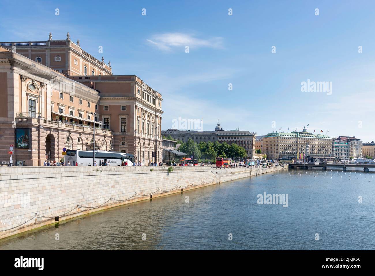 Stockholm, Suède - 26 juin 2022: Opéra royal suédois, suédois: Kungliga Operan, situé dans le centre de la capitale de la Suède, Stockholm, dans le quartier de Norrmalm, en été ensoleillé Banque D'Images