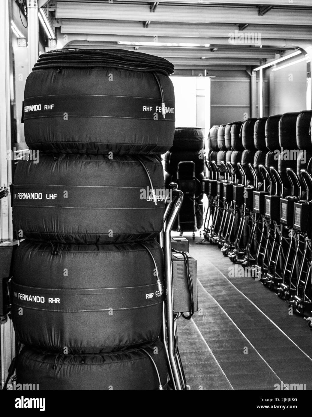 A grayscale shot of a change car tire in the 2018 Formula 1 race in Italy, Banque D'Images