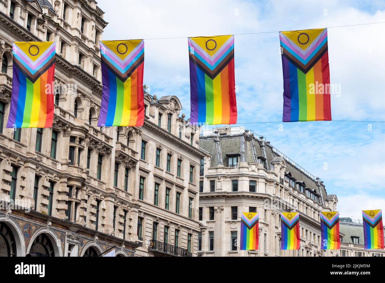 Bannières intersexuées LGBTQ+ le long de Regent Street, Londres, Royaume-Uni. 2021 restructuration intersex-inclusive du drapeau de la fierté de progrès par Valentino Vecchietti Banque D'Images