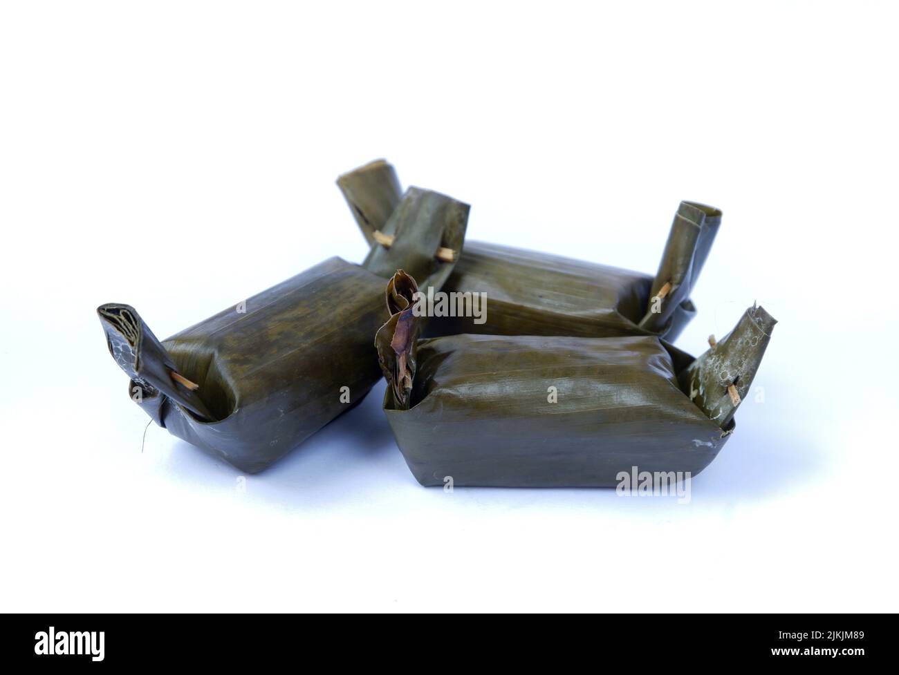 Le semar mendem ou le riz collant au poulet est un aliment de rue indonésien, isolé sur un fond blanc Banque D'Images