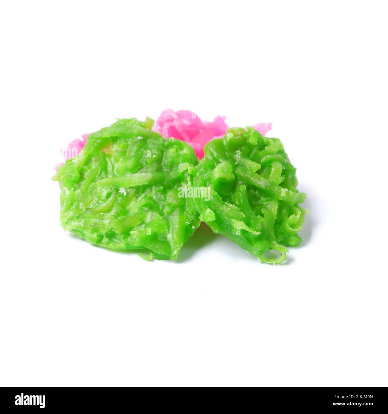 Une collation javanaise traditionnelle appelée fleur de sucre de noix de coco, isolée sur fond blanc Banque D'Images
