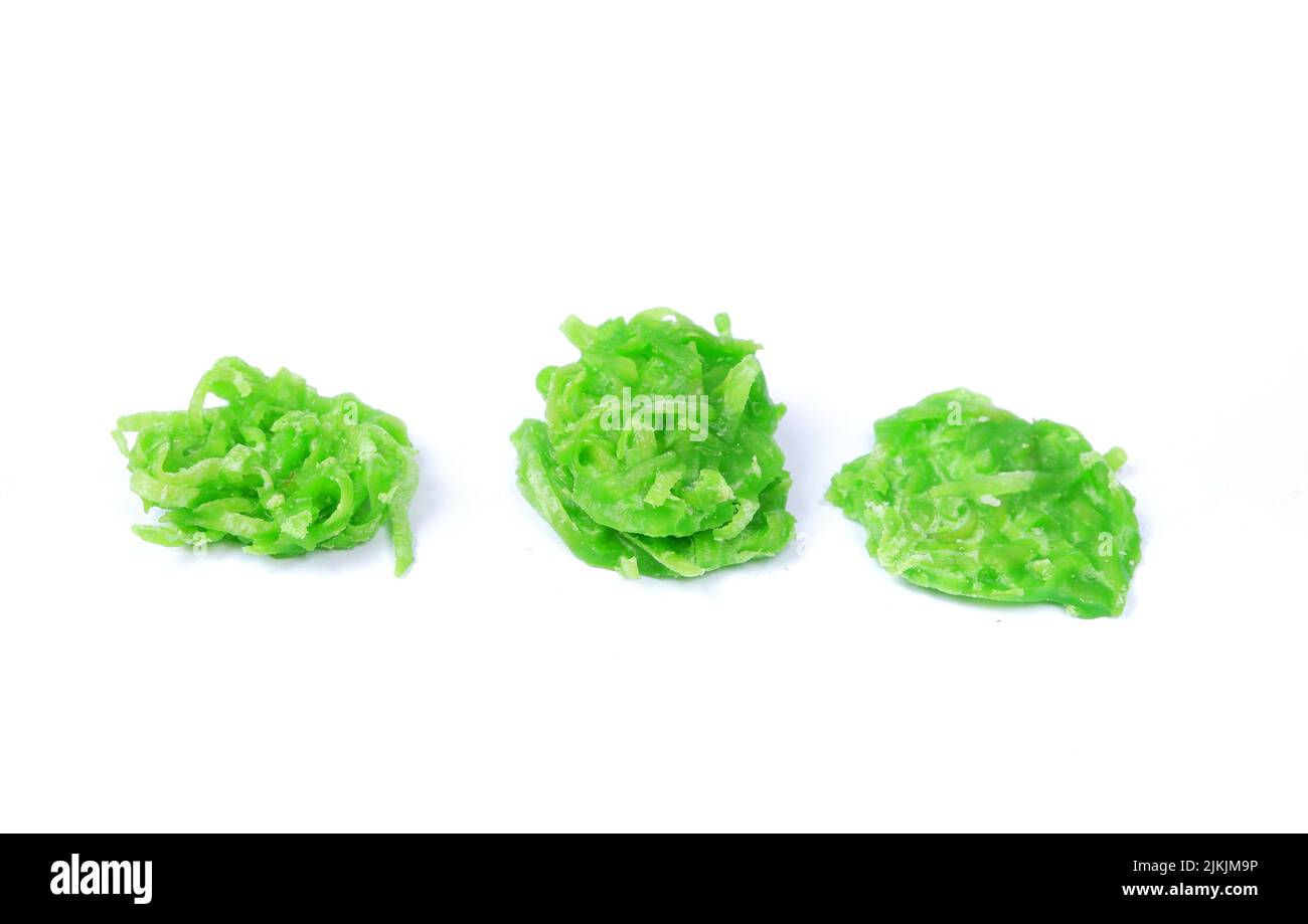 Une collation javanaise traditionnelle appelée fleur de sucre de noix de coco, isolée sur fond blanc Banque D'Images