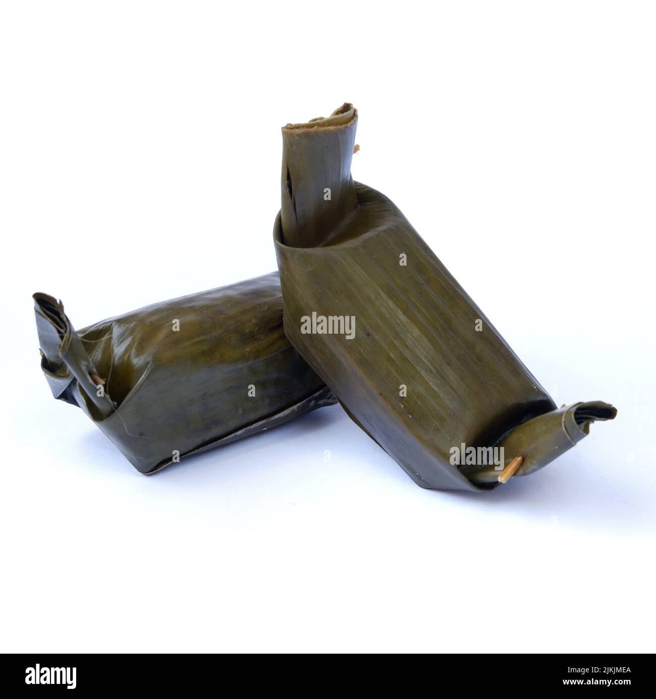 Le semar mendem ou le riz collant au poulet est un aliment de rue indonésien, isolé sur un fond blanc Banque D'Images