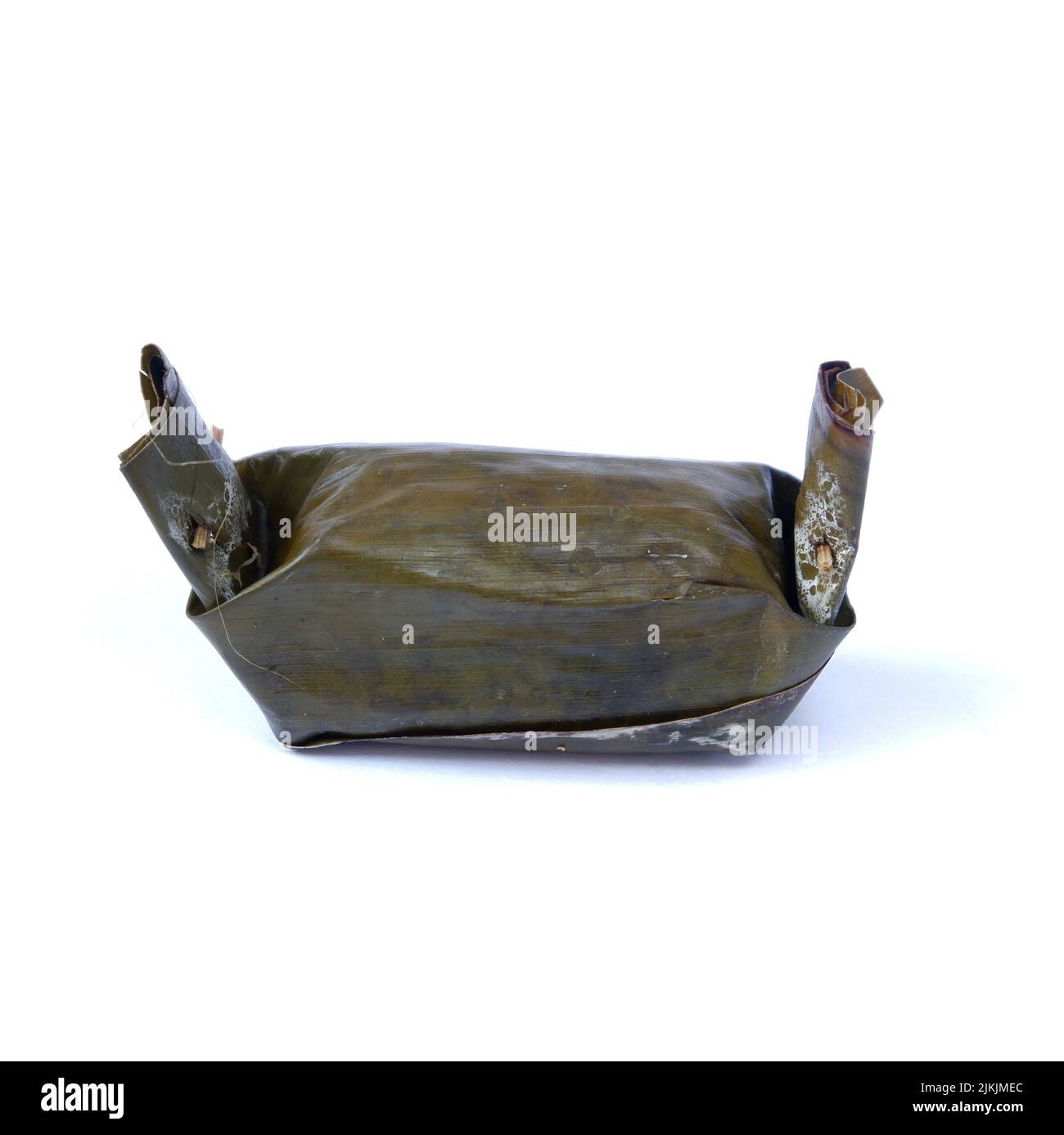 Le semar mendem ou le riz collant au poulet est un aliment de rue indonésien, isolé sur un fond blanc Banque D'Images