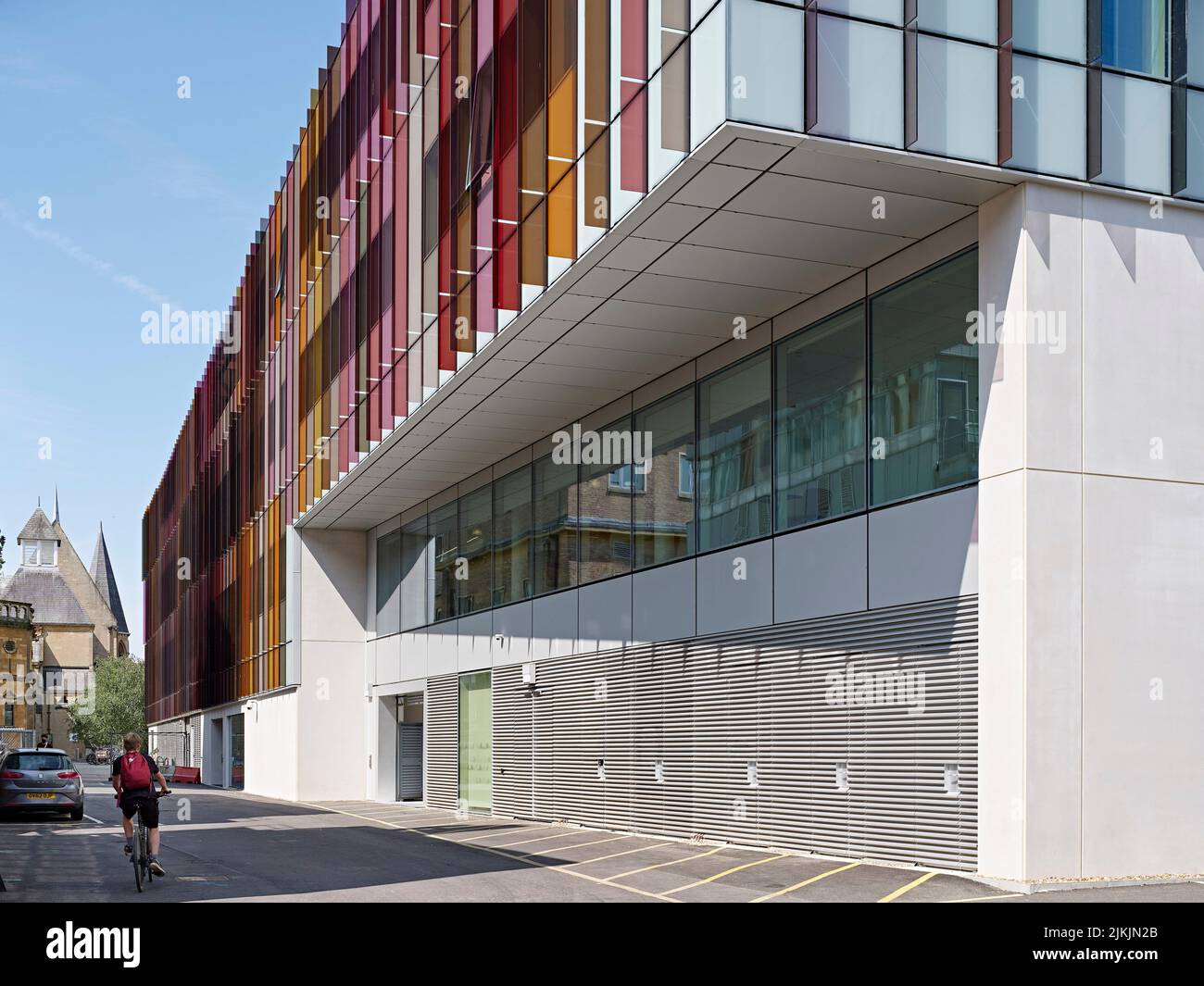 Façade extérieure partiellement enveloppée de verre coloré. Dorothy Crowfoot Hodgkin Building, Oxford, Royaume-Uni. Architecte: Hawkins Brown Architects Banque D'Images