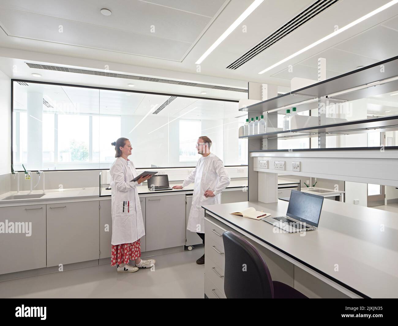 Intérieur de laboratoire avec grande fenêtre et espace de travail commun. Dorothy Crowfoot Hodgkin Building, Oxford, Royaume-Uni. Architecte: Hawkins Brown Architects Banque D'Images