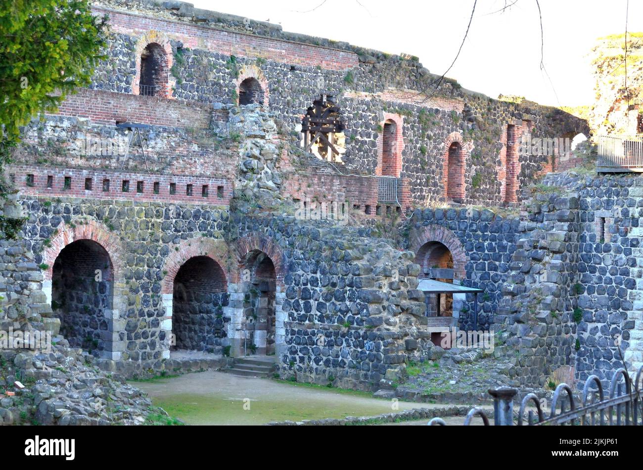 Le quartier Kaiserwerth de Düsseldorf est les ruines du palais impérial. L'empereur Frederick Barbarossa a déplacé le Rhin de 1174 pouces de Tiel aux pays-Bas Banque D'Images Le quartier Kaiserwerth de Düsseldorf est les ruines du palais impérial. L'empereur Frederick Barbarossa a déplacé le Rhin de 1174 pouces de Tiel aux pays-Bas Banque D'Images