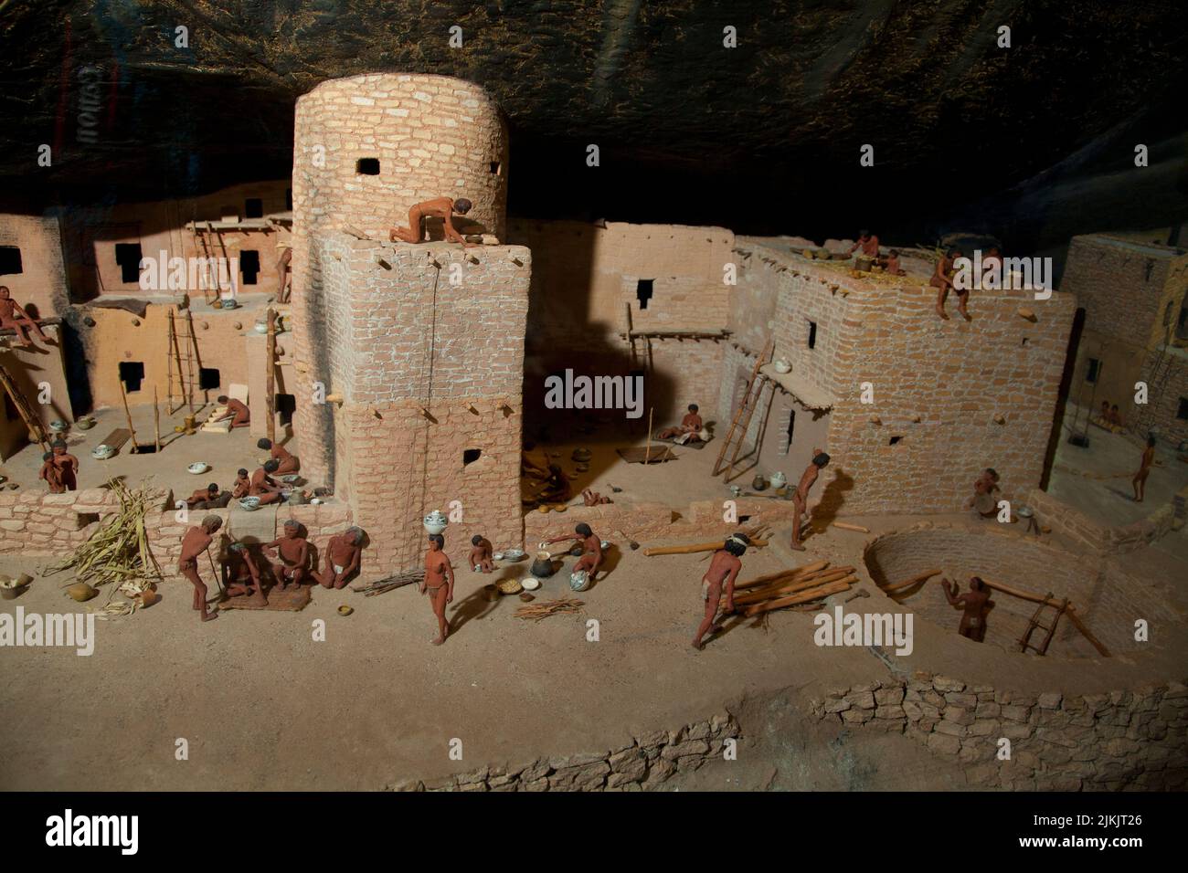 L'exposition du musée illustre la vie quotidienne à l'intérieur d'un village perché sur une falaise de la culture Anasazi dans le parc national de Mesa Verde, CO Banque D'Images