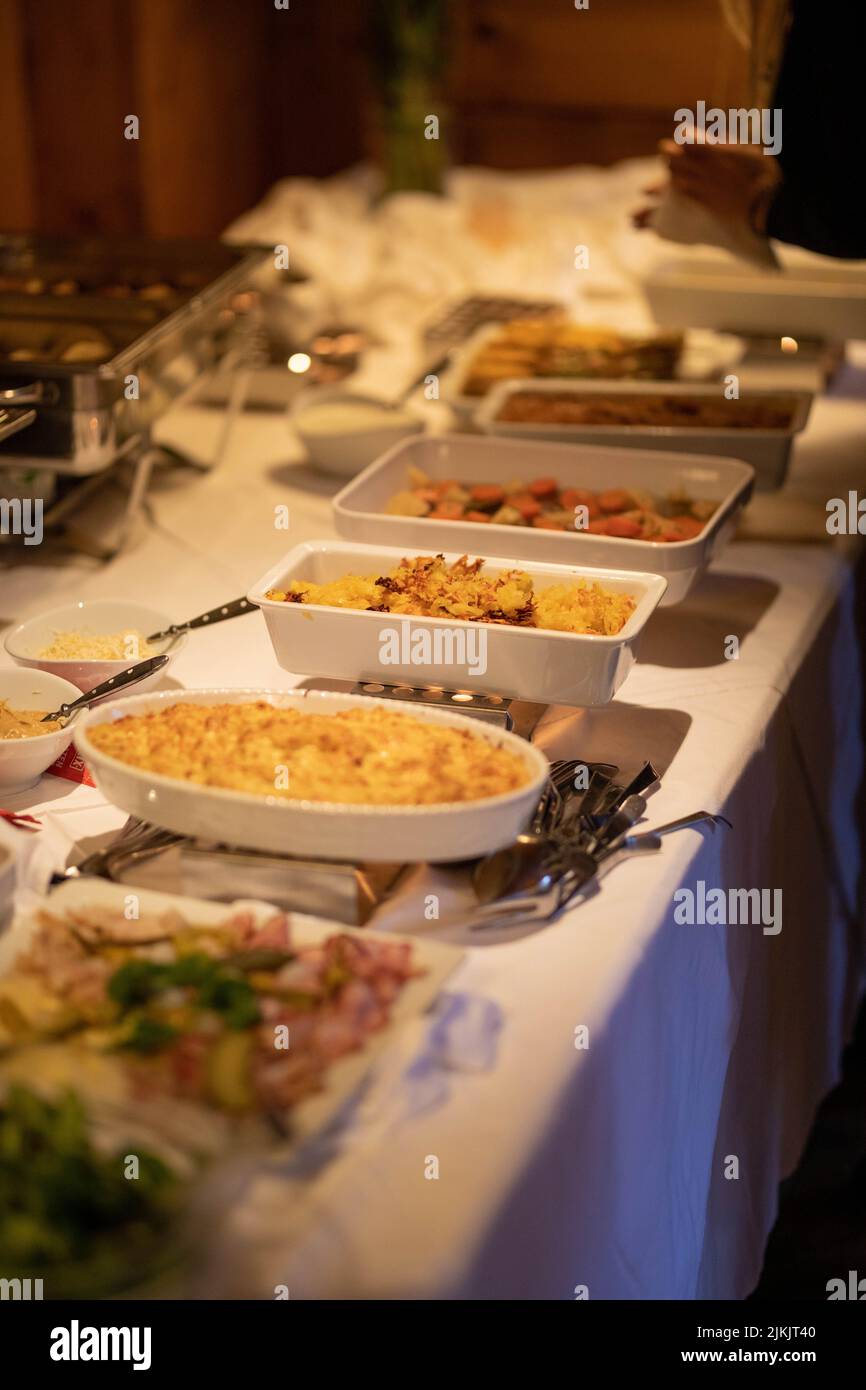 A vertical selective focus shot of a casserole with cheese at the catering food buffet table Banque D'Images